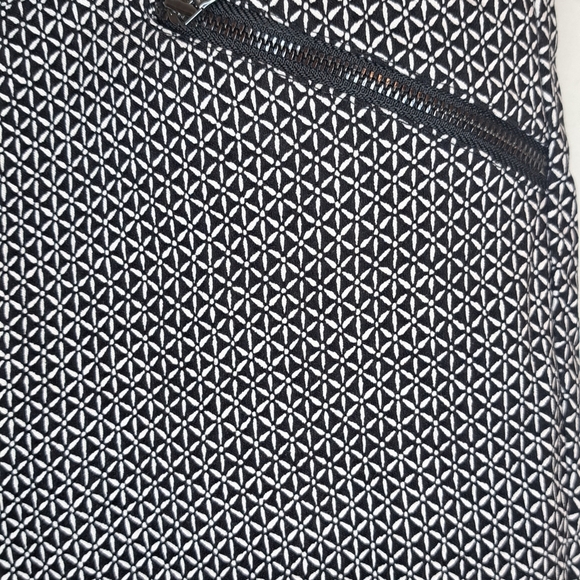 Van Heusen Black and White Patterned Capris Women's 10 #212 - Picture 3 of 7